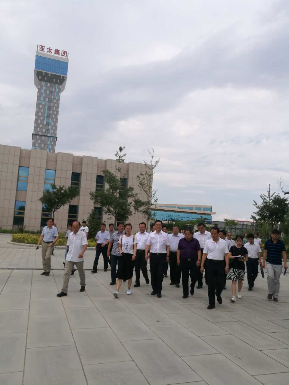 国务院第十八督查组一行参观考察兰州新区zoty中欧伊士顿电梯厂