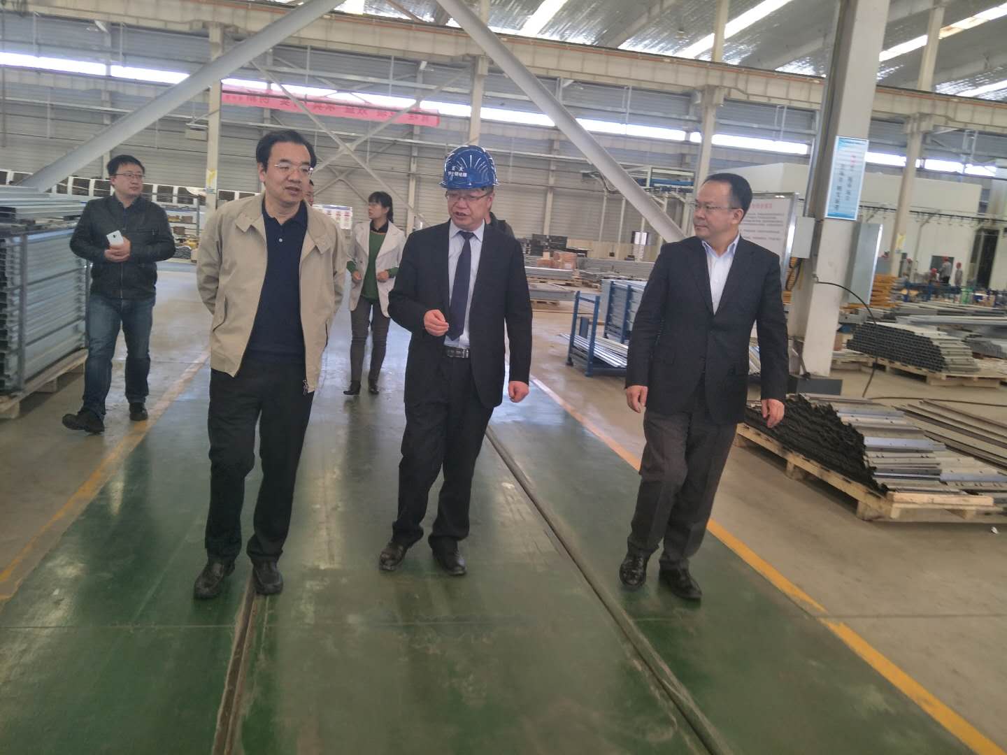 财政部驻甘专员办事处党组书记杨瑞金，兰州市副市长牛向东一行参观考察兰州新区zoty中欧伊士顿电梯厂