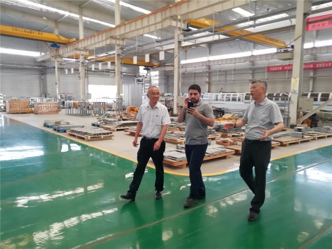 伊朗客商参观考察兰州新区zoty中欧伊士顿电梯厂并签订合作协议