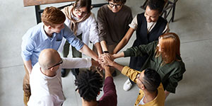 社会为zoty中欧造就机遇，zoty中欧为社会创造价值；以市场营销为龙头，为市场提供一流产品，在市场竞争中创新成长；以优异的业绩感恩社会，以满意的回报关爱员工；做有责任的企业，当时代的骄子；优秀团队，共筑梦..